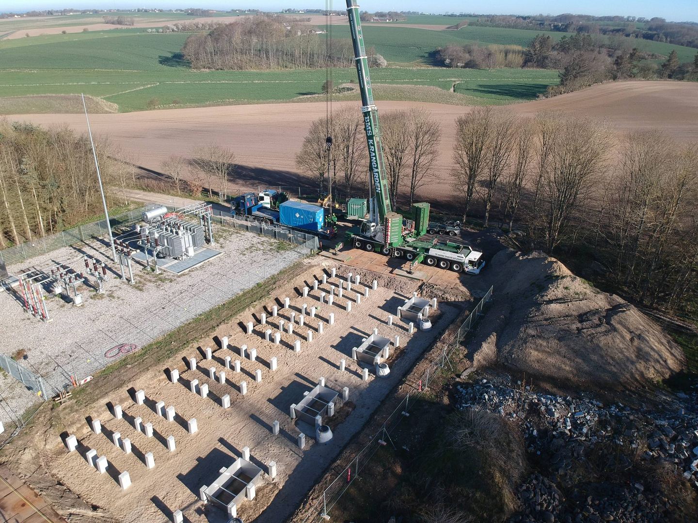 Dronefoto: fundamenter og kran på stort batterianlæg (BeGreen), april 2026