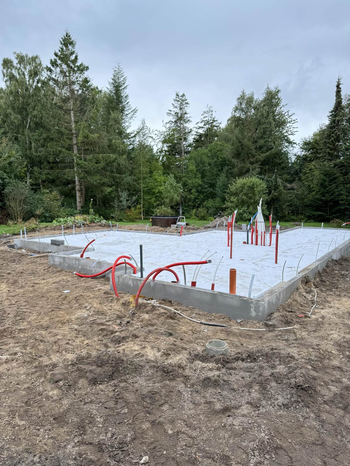 Færdigt fundament til hus på grund ved skoven