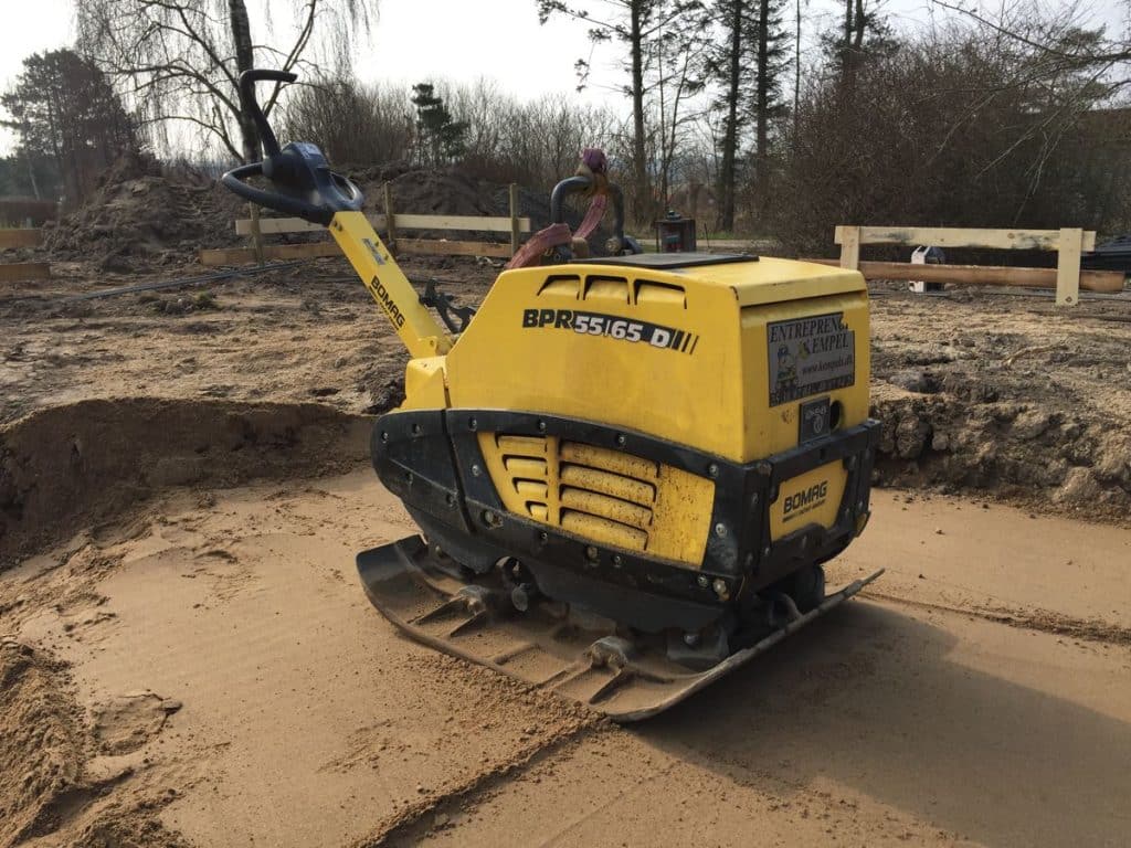 Pladevibrator til komprimering af grus