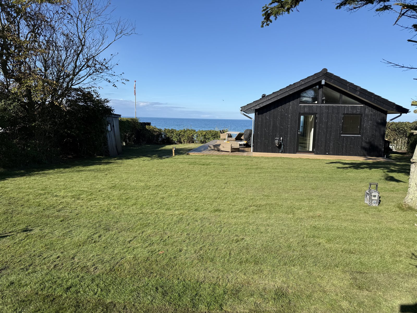 Sommerhus på Djursland med færdigt terræn, ny græsplæne og havudsigt